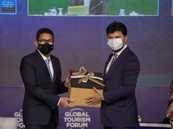 Sempat Diberi Baju Adat Gorontalo, Presiden WTFI Puji Sandiaga Uno