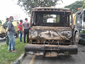 Kontainer Vs Sepeda Motor Kecelakaan hingga Terbakar di Jalanan Medan