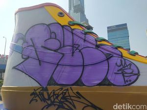 Satpol PP Cari Pelaku yang Coret-coret Tugu Sepatu di Sudirman Satpol PP Cari Pelaku yang Coret-coret Tugu Sepatu di Sudirman