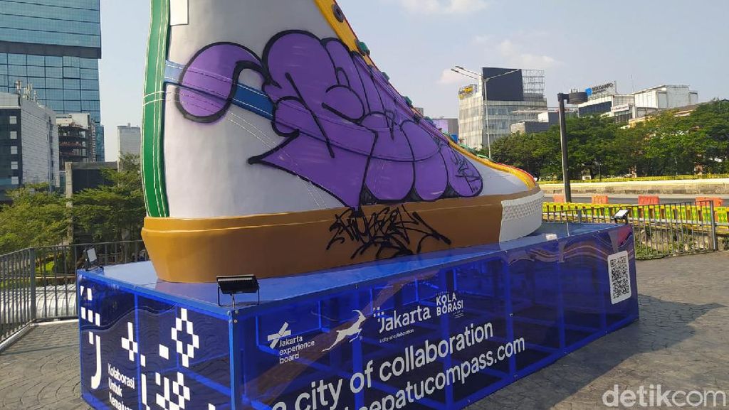 Penampakan Tugu Sepatu di Sudirman Jadi Sasaran Vandalisme