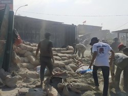 Truk Muatan Semen Terguling di Sukabumi, Macet Mulai dari Pintu Tol Cigombong