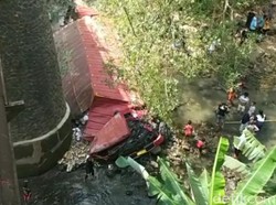 Truk Terjun ke Sungai di Brebes, 1 Orang Tewas