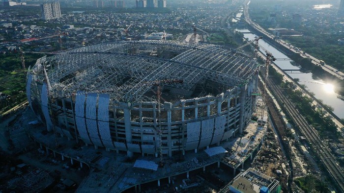 Foto udara pembangunan Jakarta International Stadium (JIS) di Jakarta, Jumat (17/9/2021). Progres pembangunan Jakarta International Stadium berkapasitas 82.000 penonton yang digarap oleh PT Jakarta Propertindo itu pada minggu ke-105 telah mencapai 70,8 persen. ANTARA FOTO/Hafidz Mubarak A/hp.