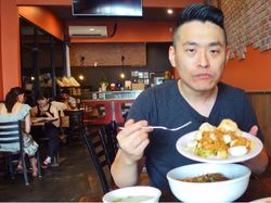 Pertama Kali Cobain Gado-gado, YouTuber Amerika Ini Langsung Ketagihan