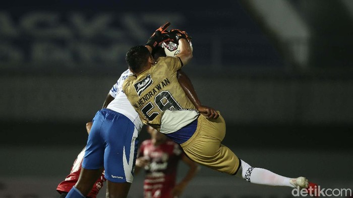 10 Pemain Bali United Tahan Imbang Persib Bandung Laga Persib Bandung versus Bali United digelar di Stadion Indomilk Arena, Tangerang, Sabtu (18/9/2021). Bermain dengan 10 orang, Bali United mampu menahan imbang Persib 2-2.