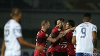 Bali United unggul cepat di menit ke-7. Ilija Spasojevic menuntaskan kemelut di depan gawang Persib dengan sontekan yang tak mampu dihalau kiper Maung Bandung, Muhammad Natshir.