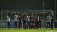 Namun petaka untuk Bali United hadir di menit ke-30. Leonard Tupamahu diganjar kartu merah langsung usai melakukan professional foul kepada Febri Hariyadi, di mana saat itu Leonard berstatus pemain terakhir di lini pertahanan.