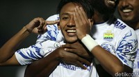 Persib berhasil memanfaatkan keunggulan pemain tersebut. Di menit ke-36, Marc Klok mengirim umpan lambung kepada Febri, yang kemudian melakukan tusukan ke kotak penalti Bali United. Dengan jeli winger 25 tahun itu mengirim crossing mendatar kepada Beckham Putra, yang tanpa ampun membobol gawang Wawan Hendrawan dengan sepakan kerasnya. Skor 1-1 bertahan hingga turun minum.