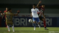 Di babak kedua, Persib langsung unggul saat laga belum genap semenit. Wawan melakukan blunder di depan kotak penalti, dan Beckham berhasil merebut bola. Dengan tenang, ia menceploskan bola ke gawang kosong, mengubah skor menjadi 2-1.