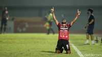 Meski tertinggal dan kalah jumlah pemain, Bali United tak patah semangat. Gol penyeimbang akhirnya lahir di menit ke-56. Umpan lambung Eber Bessa ke kotak penalti Persib disambut oleh sundulan Yabes Roni. Bola melambung tinggi tanpa bisa dijangkau Natshir dan bersarang di sudut kiri gawang Persib.