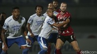 Persib Bandung harus rela berbagi poin usai ditahan imbang dengan skor 2-2 di Stadion Indomilk Arena, Tangerang, Sabtu (18/9/2021).