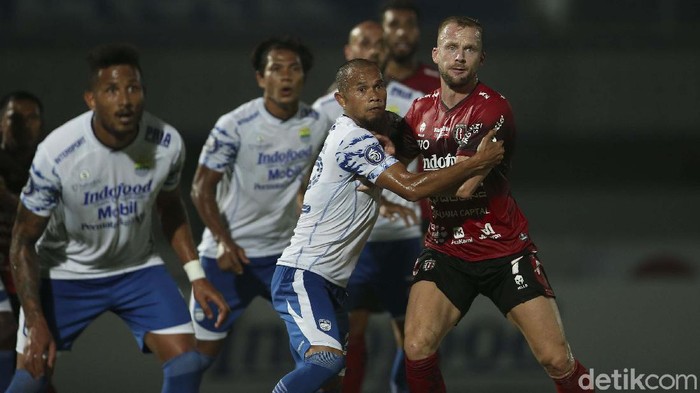 10 Pemain Bali United Tahan Imbang Persib Bandung Laga Persib Bandung versus Bali United digelar di Stadion Indomilk Arena, Tangerang, Sabtu (18/9/2021). Bermain dengan 10 orang, Bali United mampu menahan imbang Persib 2-2.