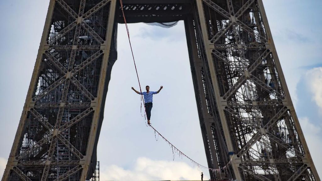 Aksi Nathan Paulin Meniti Seutas Tali di Menara Eiffel