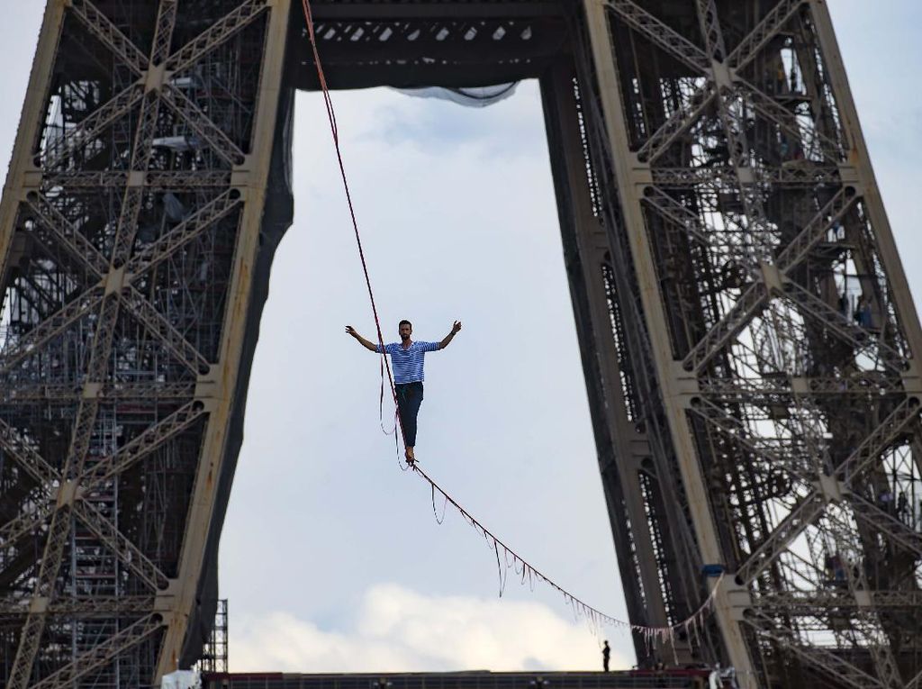 Aksi Nathan Paulin Meniti Seutas Tali di Menara Eiffel