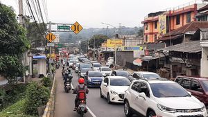 Antrean Panjang Kendaraan Saat Buka Tutup Jalur Puncak
