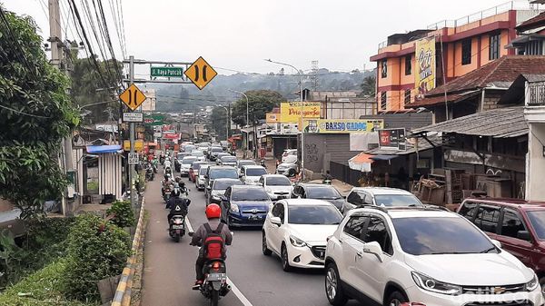 Antrean Panjang Kendaraan Saat Buka Tutup Jalur Puncak
