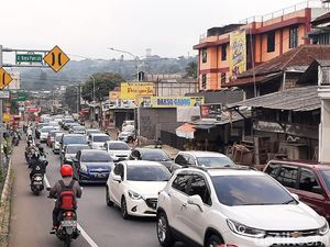 Antrean Panjang Kendaraan Saat Buka Tutup Jalur Puncak