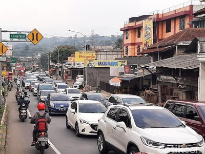 Antrean Panjang Kendaraan Saat Buka Tutup Jalur Puncak