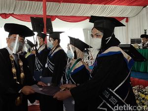 Inspiratif! Gadis Pengidap Kanker Otak Jadi Lulusan Terbaik Uniga