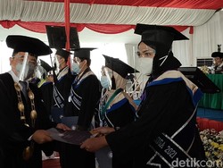 Inspiratif! Gadis Pengidap Kanker Otak Jadi Lulusan Terbaik Uniga