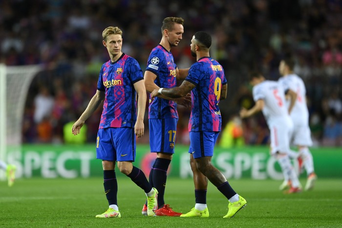 BARCELONA, SPAIN - SEPTEMBER 14: Frenkie de Jong, Luuk De Jong and Memphis Depay of Barcelona interact prior to the UEFA Champions League group E match between FC Barcelona and Bayern Muenchen at Camp Nou on September 14, 2021 in Barcelona, Spain. (Photo by David Ramos/Getty Images)