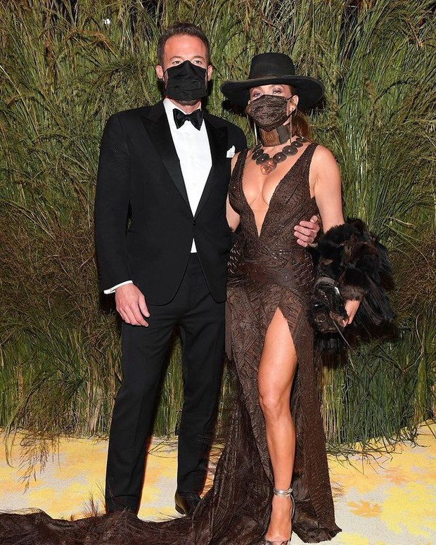 Ben Affleck menemani JLo menghadiri Met Gala