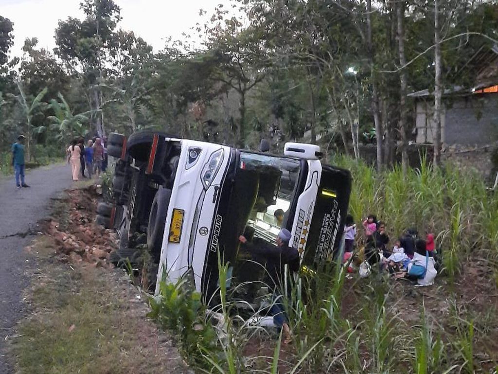 Bus Wisata Rombongan Nakes RSUD Kota Semarang Terguling di Gunungkidul