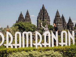 Rayakan Hari Batik Nasional, Pagelaran Kolosal Digelar di Candi Prambanan