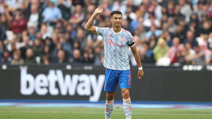 LONDON, ENGLAND - SEPTEMBER 19: Cristiano Ronaldo of Manchester United reacts during the Premier League match between West Ham United and Manchester United at London Stadium on September 19, 2021 in London, England. (Photo by Julian Finney/Getty Images)
