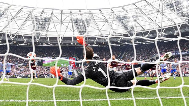 LONDON, ENGLAND - SEPTEMBER 19: David De Gea of Manchester United saves the penalty taken by Mark Noble of West Ham United during the Premier League match between West Ham United and Manchester United at London Stadium on September 19, 2021 in London, England. (Photo by Justin Setterfield/Getty Images)