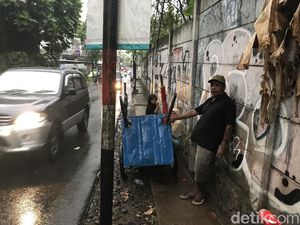 Cerita Diran Hidup Bersama Gerobak di Beji Depok