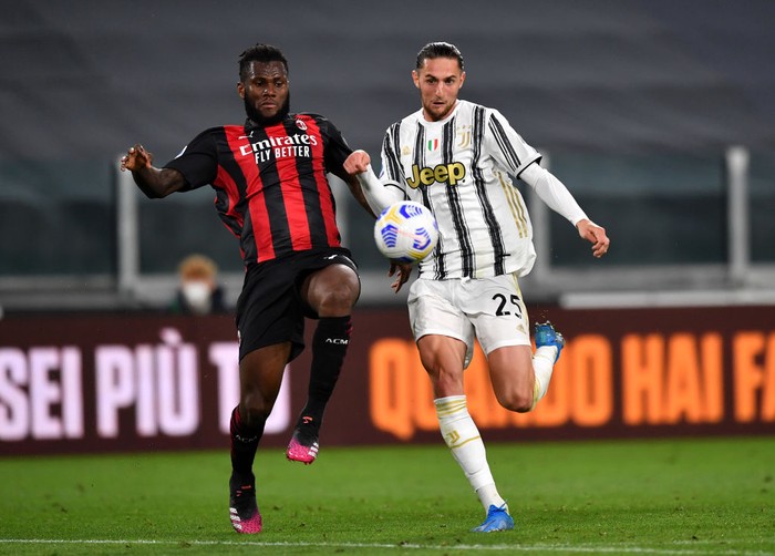 TURIN, ITALY - MAY 09: Franck Kessie of A.C. Milan battles for possession with Adrien Rabiot of Juventus during the Serie A match between Juventus  and AC Milan at  on May 09, 2021 in Turin, Italy. Sporting stadiums around Italy remain under strict restrictions due to the Coronavirus Pandemic as Government social distancing laws prohibit fans inside venues resulting in games being played behind closed doors. (Photo by Valerio Pennicino/Getty Images)