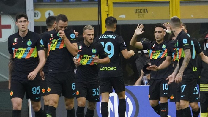 MILAN, ITALY - SEPTEMBER 18: Lautaro Martinez of FC Internazionale celebrates his first goal during the Serie A match between FC Internazionale and Bologna FC at Stadio Giuseppe Meazza on September 18, 2021 in Milan, Italy. (Photo by Pier Marco Tacca/Getty Images)