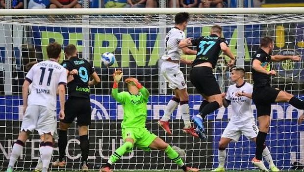 Inter Milan's Slovakian defender Milan Skriniar (3rdR) heads the ball and scores a goal during the Italian Serie A football match between Inter Milan and Bologna at the San Siro stadium in Milan, on September 18, 2021. (Photo by MIGUEL MEDINA / AFP)