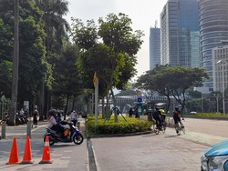 Meski Dilarang, Jalur Pesepeda Sudirman Tetap Ramai Dilintasi Warga Pagi Ini