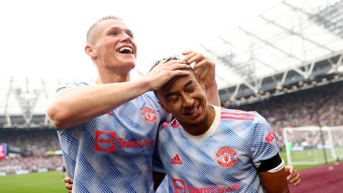 LONDON, ENGLAND - SEPTEMBER 19: Jesse Lingard of Manchester United celebrates with Scott McTominay after scoring their teams second goal during the Premier League match between West Ham United and Manchester United at London Stadium on September 19, 2021 in London, England. (Photo by Julian Finney/Getty Images)