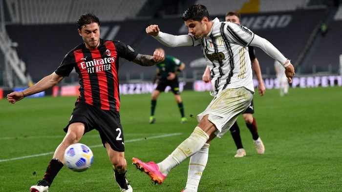 TURIN, ITALY - MAY 09: Alvaro Morata of Juventus makes a cross whilst under pressure from Davide Calabria of A.C. Milan during the Serie A match between Juventus  and AC Milan at  on May 09, 2021 in Turin, Italy. Sporting stadiums around Italy remain under strict restrictions due to the Coronavirus Pandemic as Government social distancing laws prohibit fans inside venues resulting in games being played behind closed doors. (Photo by Valerio Pennicino/Getty Images)