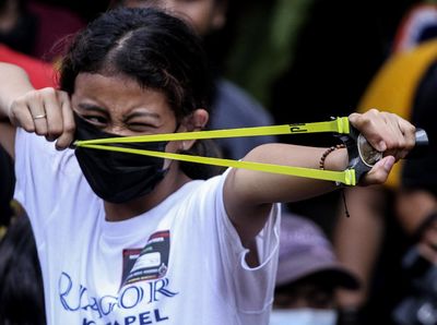 Melihat Keseruan Lomba Ketapel untuk Anak
