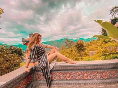 Pose Menggoda Mahesa Putri, Selebgram yang Diserang Teman hingga Drop