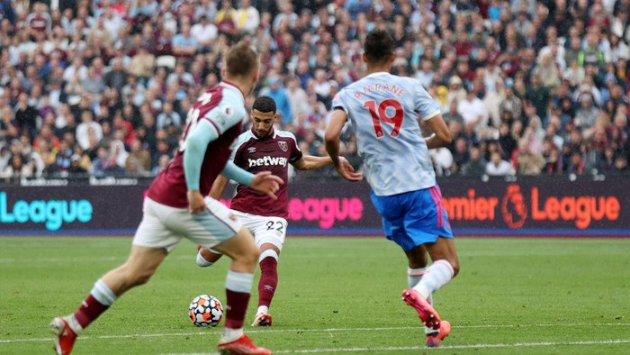 LONDON, ENGLAND - SEPTEMBER 19: Said Benrahma of West Ham United scores their sides first goal during the Premier League match between West Ham United and Manchester United at London Stadium on September 19, 2021 in London, England. (Photo by Julian Finney/Getty Images)