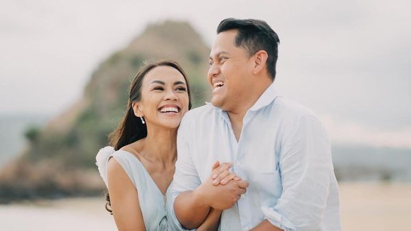 Kisah Cinta Melanie Putria: Dari Produk Sepatu hingga Lamaran di Helikopter