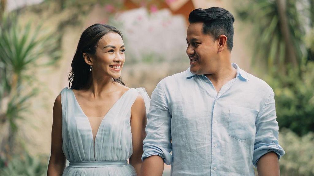 Kisah Cinta Melanie Putria Berlabuh ke Pria yang Lamar di Atas Helikopter Kisah Cinta Melanie Putria Berlabuh ke Pria yang Lamar di Atas Helikopter