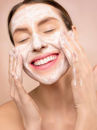 Membersihkan Wajah dengan Facial Wash / foto : pexels.com/ShinyDiamond
