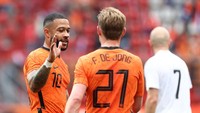 Memphis Depay dan Frenkie de Jong, sudah sama-sama di Timnas Belanda dan kini bahu-membahu di Barcelona (Getty Images/Mika Volkmann)