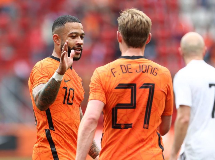 ENSCHEDE, NETHERLANDS - JUNE 06: Memphis Depay of Netherlands interacts with Frenkie de Jong during the international friendly match between Netherlands and Georgia at De Grolsch Veste Stadium on June 06, 2021 in Enschede, Netherlands. (Photo by Mika Volkmann/Getty Images)