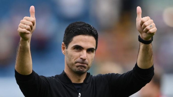 BURNLEY, ENGLAND - SEPTEMBER 18: Mikel Arteta, Manager of Arsenal gives a thumbs up following victory in the Premier League match between Burnley and Arsenal at Turf Moor on September 18, 2021 in Burnley, England. (Photo by Stu Forster/Getty Images)