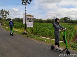 Lagi Hits! Keliling Desa-desa Sekitar Candi Borobudur Naik Skuter
