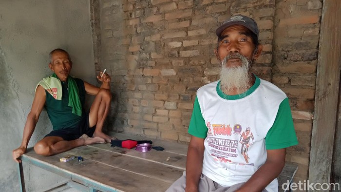 Paiman (berjenggot) miliarder baru di Klaten ini justru galau usai terima uang Paiman (berjenggot) miliarder baru di Klaten ini justru galau usai terima uang ganti rugi proyek Tol Yogya-Solo.