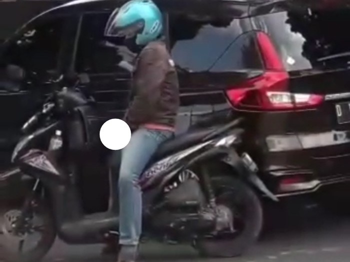 Pemotor tertangkap kamera onani di depan SD di Bandung