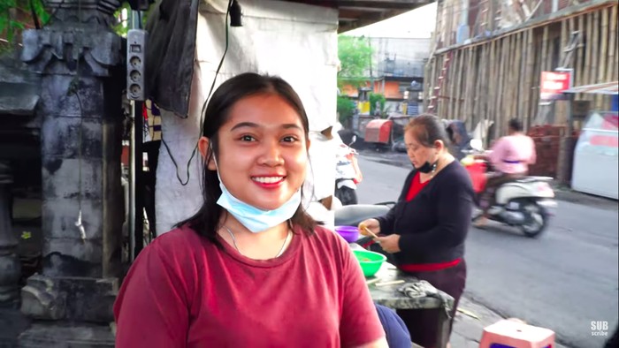 Penjual sate lilit cantik Salut! Penjual Sate Lilit Cantik Ini Tak Gengsi Bantu Jualan Orangtua